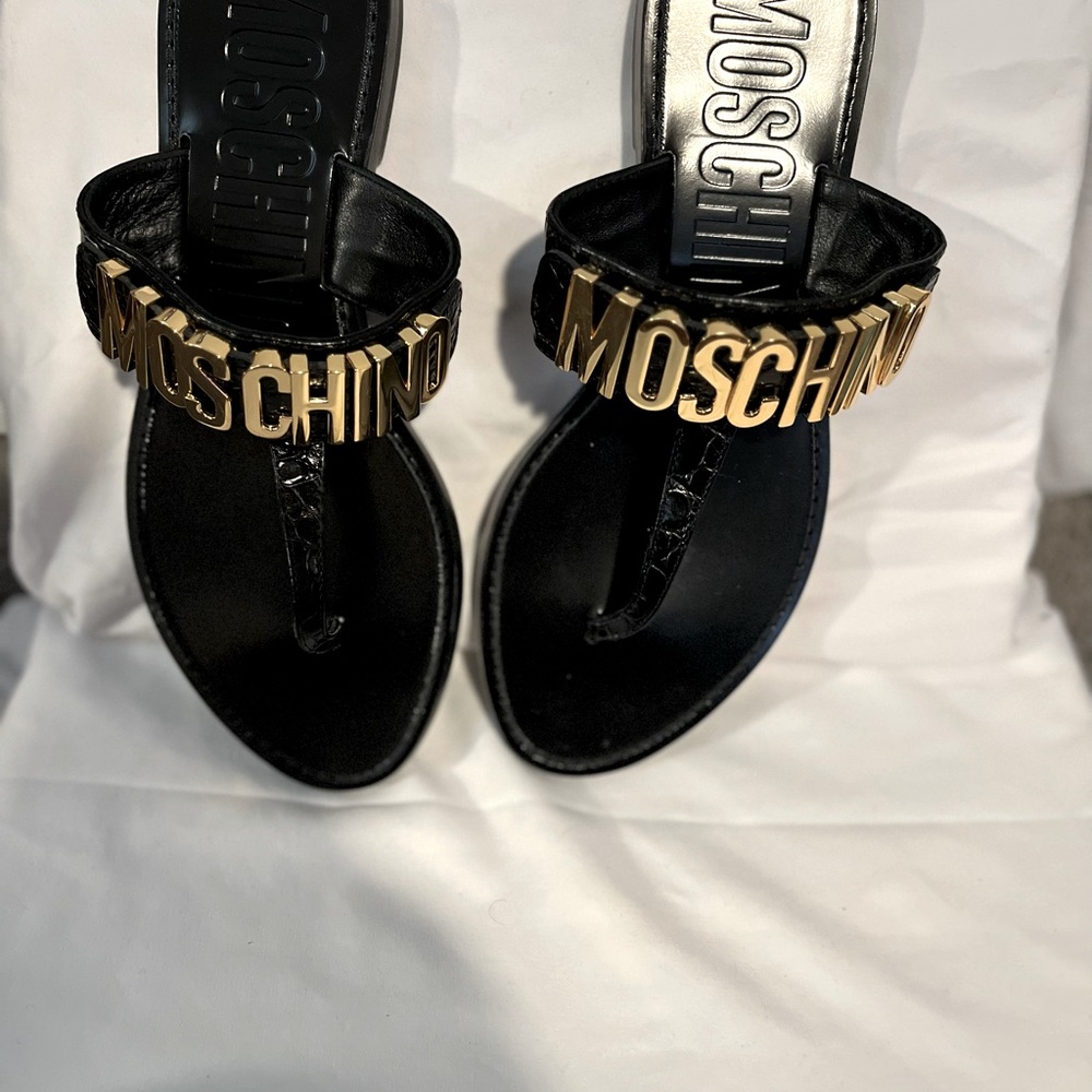 women moschion sandal black an gold flip-flop